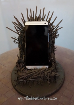 saját készítésű vastrón telefon tartó, DIY iron throne mobile phone holder a la Dorie